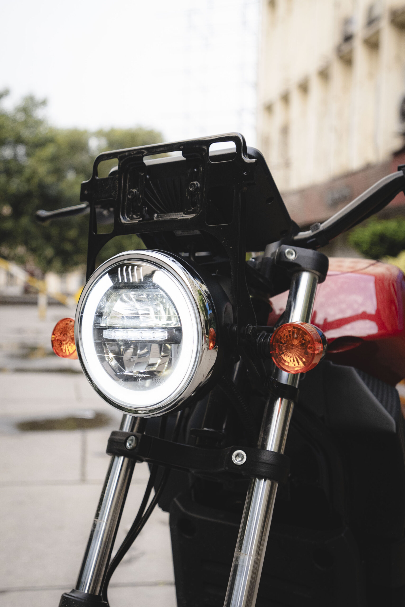 Horwin QB5 Pro enlarged round headlight and elongated U-shaped DRL